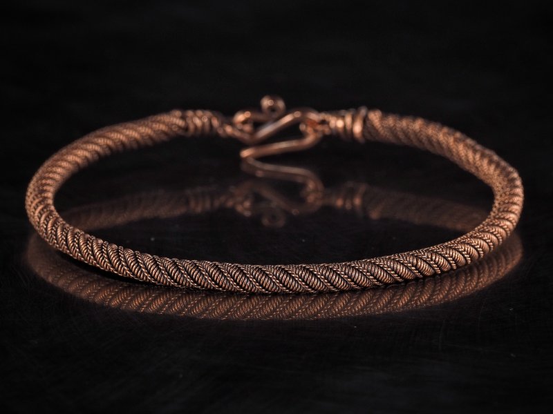 Narrow wire wrapped copper bracelet  Unique metal bangle Handmade jewelry - 手鍊/手環 - 銅/黃銅 金色