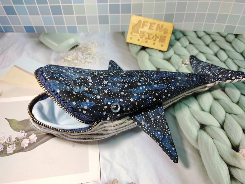 海洋生物袋物系列-手作海洋風美國布星空點點鯨魚款筆袋-鯨魚筆袋 - 筆盒/筆袋 - 棉．麻 
