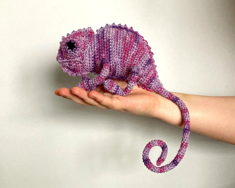 Purple crochet chameleon, Stuffed reptile, Amigurumi lizard, Mini dragon crochet - ของเล่นเด็ก - ผ้าฝ้าย/ผ้าลินิน สีม่วง