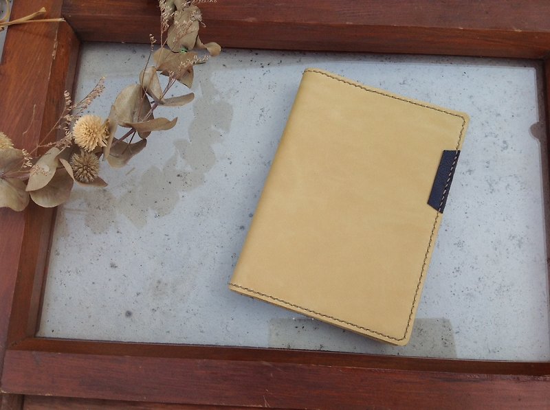 A6 notebook attached muji book, put the card, insert the pen hand-stitched, leather goose yellow - สมุดบันทึก/สมุดปฏิทิน - หนังแท้ สีเหลือง