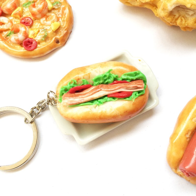 Bacon Hot Dog Keychain - 鑰匙圈/鑰匙包 - 黏土 紅色