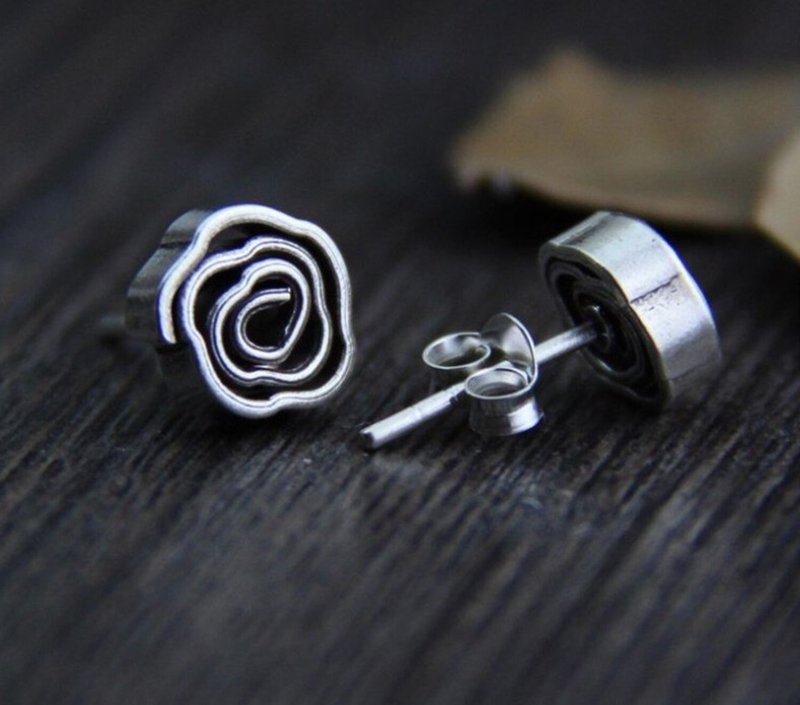 Real 925 Sterling Silver Women Handmade Folded Plum Flower MINI Studs Earrings - 耳環/耳夾/耳骨夾 - 純銀 銀色