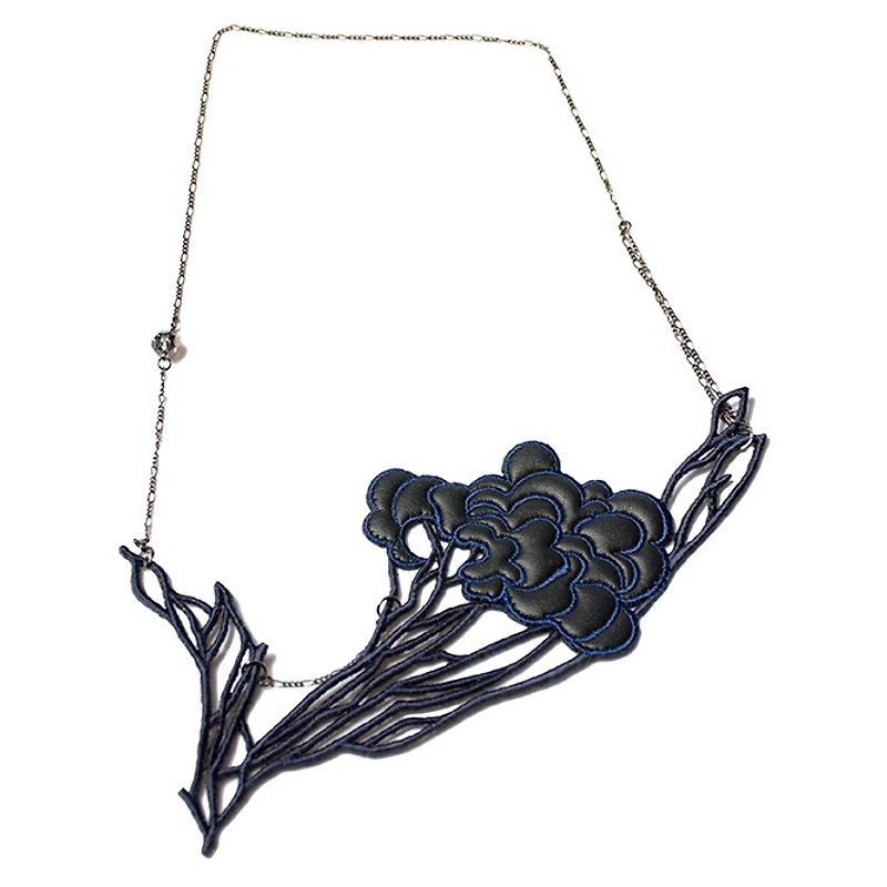 Leather embossed three-dimensional embroidery necklace - Necklaces - Thread Black