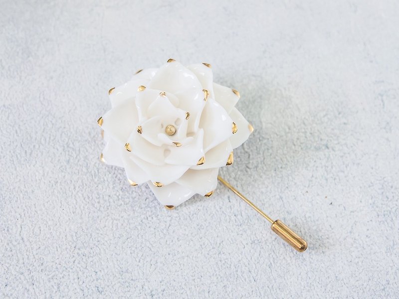 Thai Blossom ~ white & gold porcelain flower brooch pin ~ size L. - 胸針/心口針 - 陶 金色