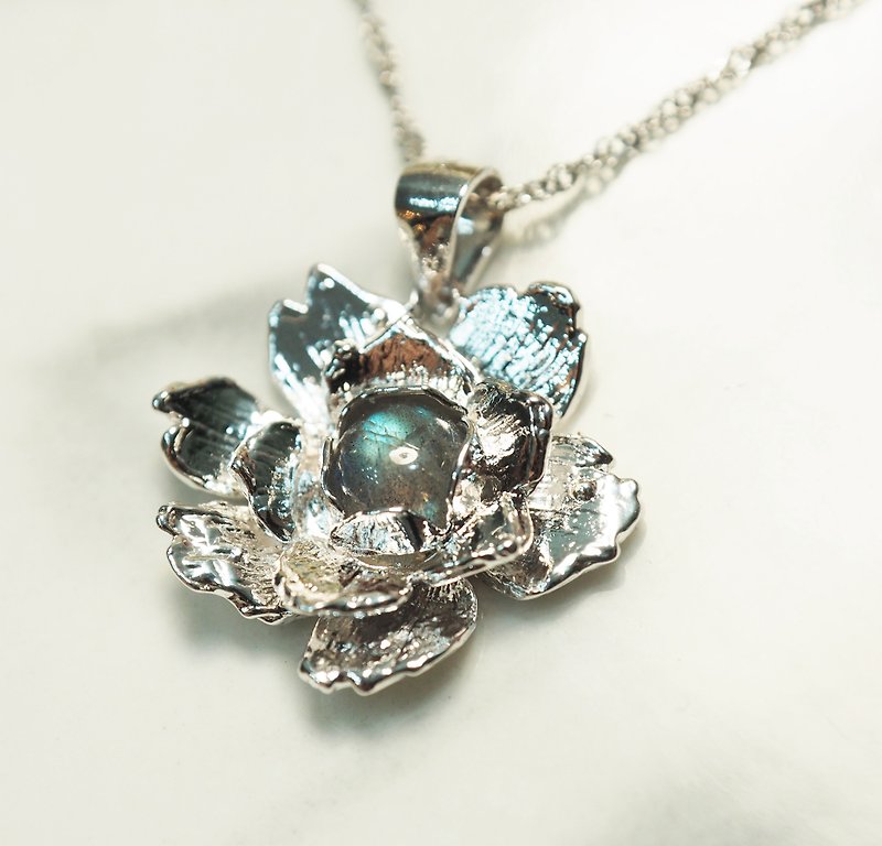 925 Silver Labradorite Hibiscus Necklace - Necklaces - Sterling Silver White