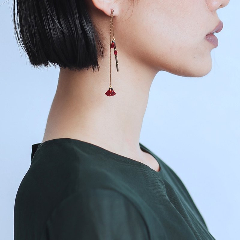 Safflower green branches asymmetric fine chain brass earrings - ต่างหู - โลหะ สีแดง