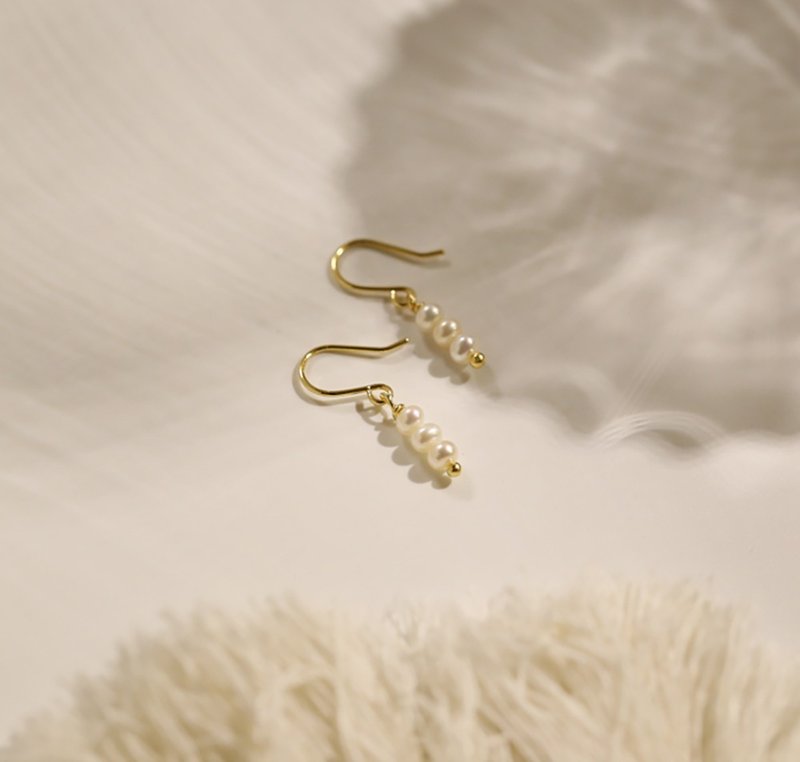 瑪喬莉淡水珍珠耳環 - 耳環/耳夾/耳骨夾 - 珍珠 金色