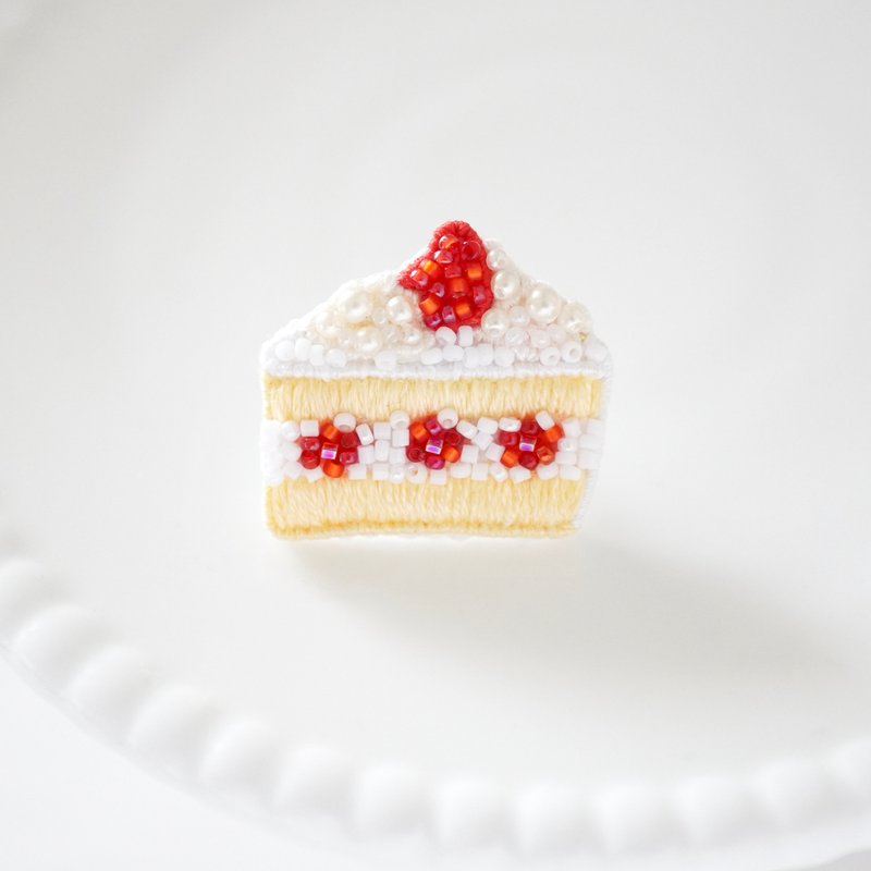 いちごのショートケーキのピンバッジ　ビーズ刺繍ブローチ - 胸針 - 其他材質 白色