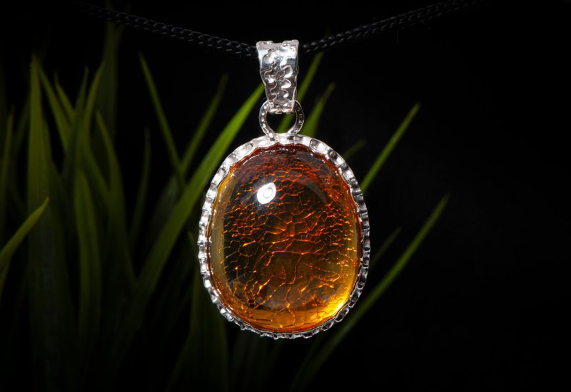 Gorgeous pendant made of pure transparent amber, Original and unique handmade - สร้อยคอ - เครื่องประดับพลอย สีใส