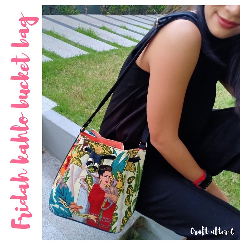 Frida Kahlo bucket bag (Black strap white) - Messenger Bags & Sling Bags - Cotton & Hemp Multicolor