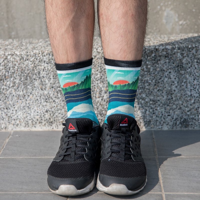 【小創襪】日出 - 山系 太陽 曙光 登山襪 中筒襪 環保襪 藍綠色 - 襪子 - 棉．麻 藍色
