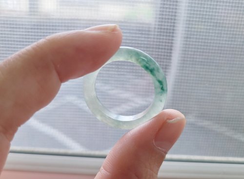 自然】天然の翡翠。透き通った氷のようなテクスチャーが美しく