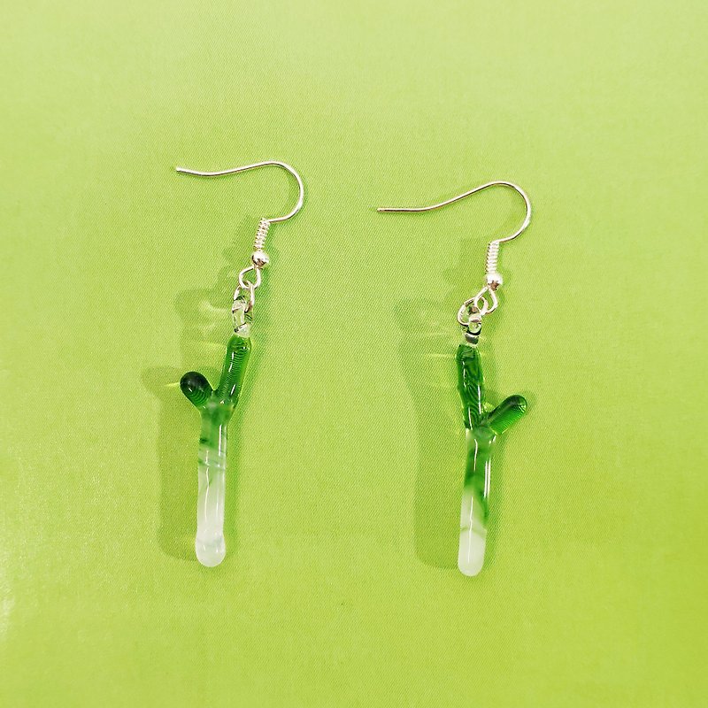 WUZLab | pop-up design series of interesting snacks, a green onion, pure handmade glass earrings - Earrings & Clip-ons - Glass Green