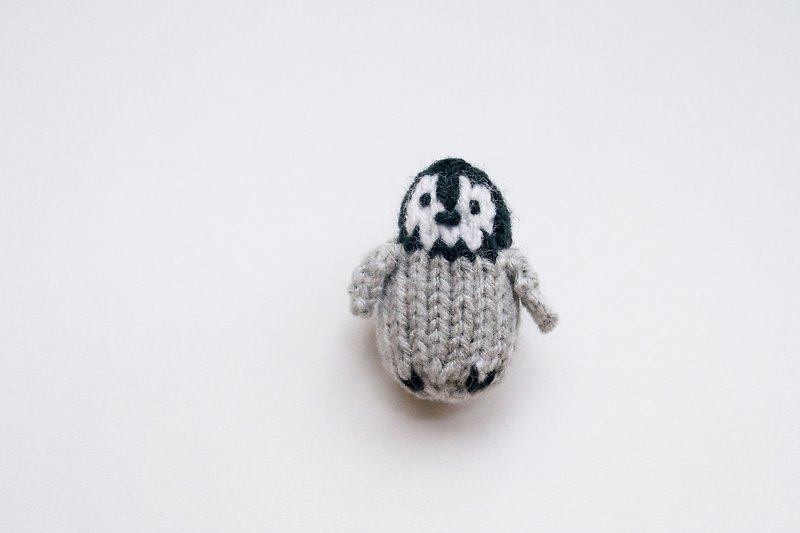 George the Emperor Penguin Chick- knitted amigurumi brooch - 胸針 - 聚酯纖維 灰色