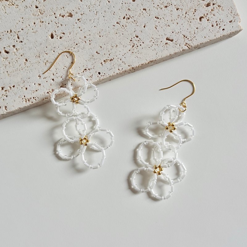 Lily Valley Wandering among the flowers | Handmade beaded earrings - ต่างหู - เครื่องประดับพลอย ขาว