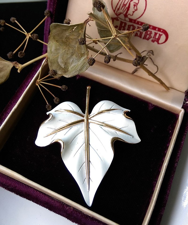 [Western antique jewelry / old age] 1970s TRIFARI white eucalyptus leaves pin - Badges & Pins - Other Metals White