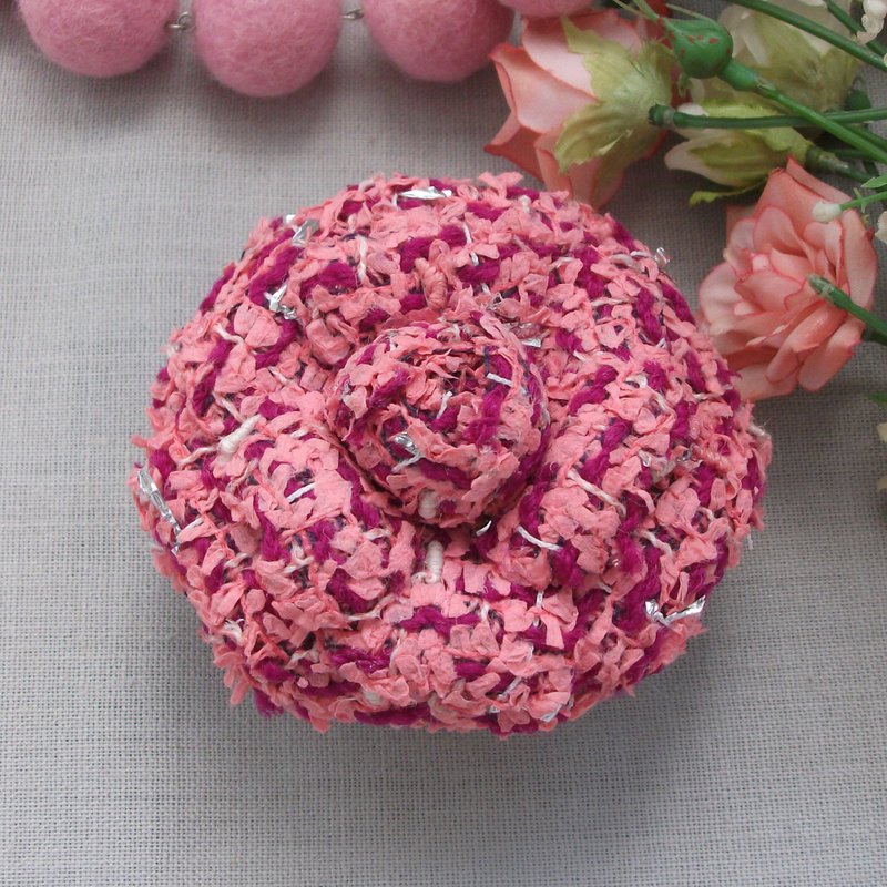 Camellia flower brooch in pink fabric - 胸針 - 羊毛 粉紅色