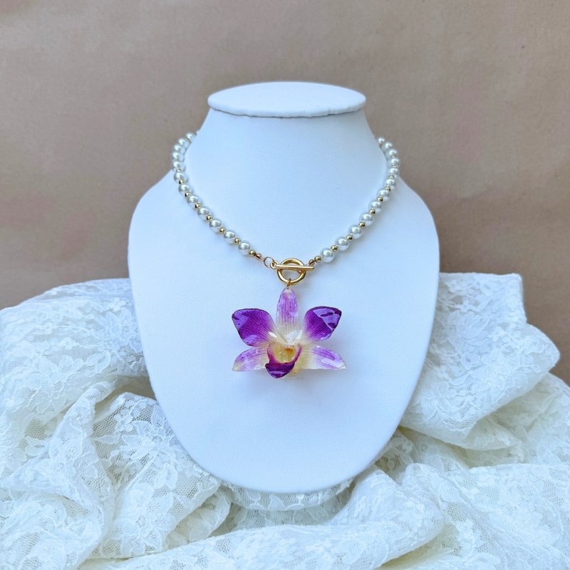 Purple Dendrobium with pearl and gold bead necklace - 項鍊 - 植物．花 紫色