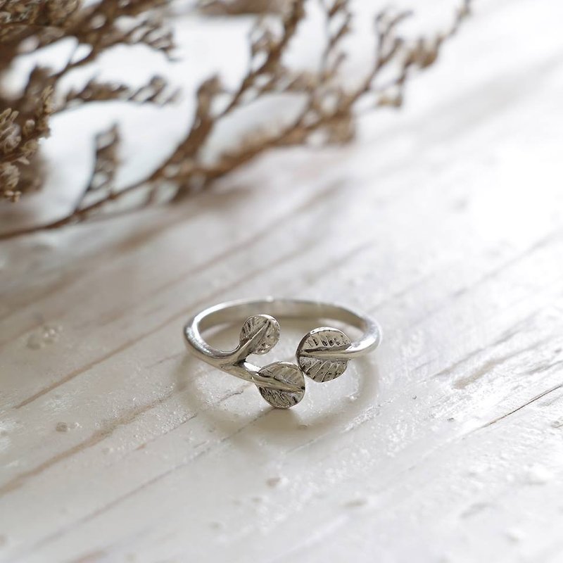 leaf flower clover lucky Minimal ring handmade lady women Girl silver stacking - 戒指 - 其他金屬 銀色