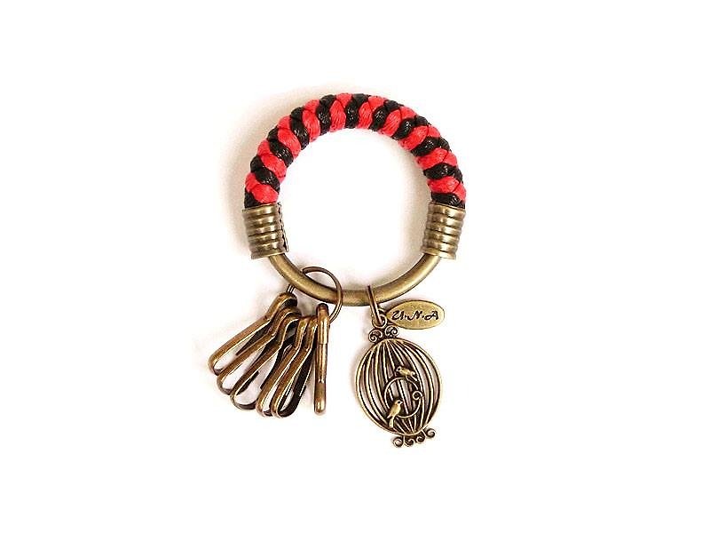 鑰匙圈(小)5.3CM 紅+黑+橢圓形鳥籠 手工 編織 腊繩 鐵環 客製化 - 鑰匙圈/鎖匙扣 - 其他金屬 多色