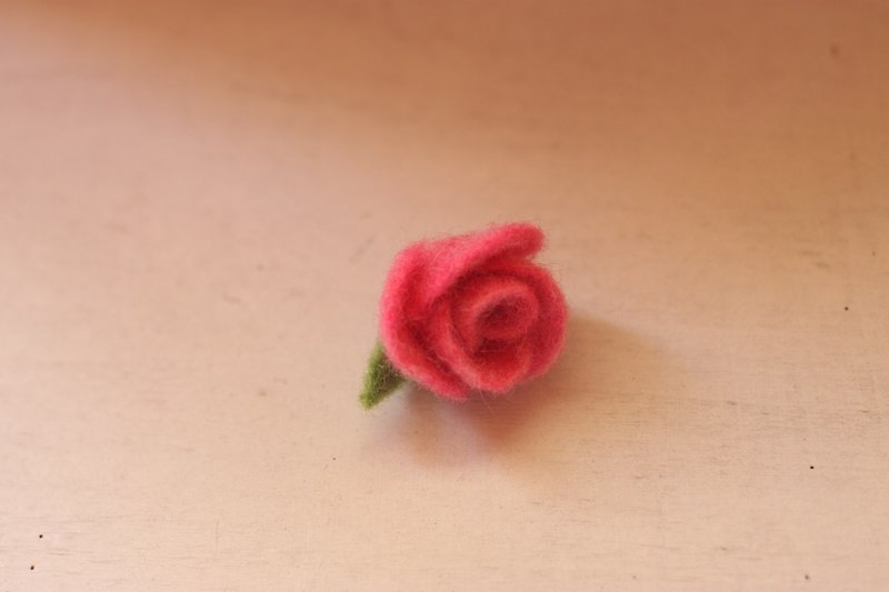 Mini rose brooch deep pink custom-made - เข็มกลัด - ขนแกะ สึชมพู