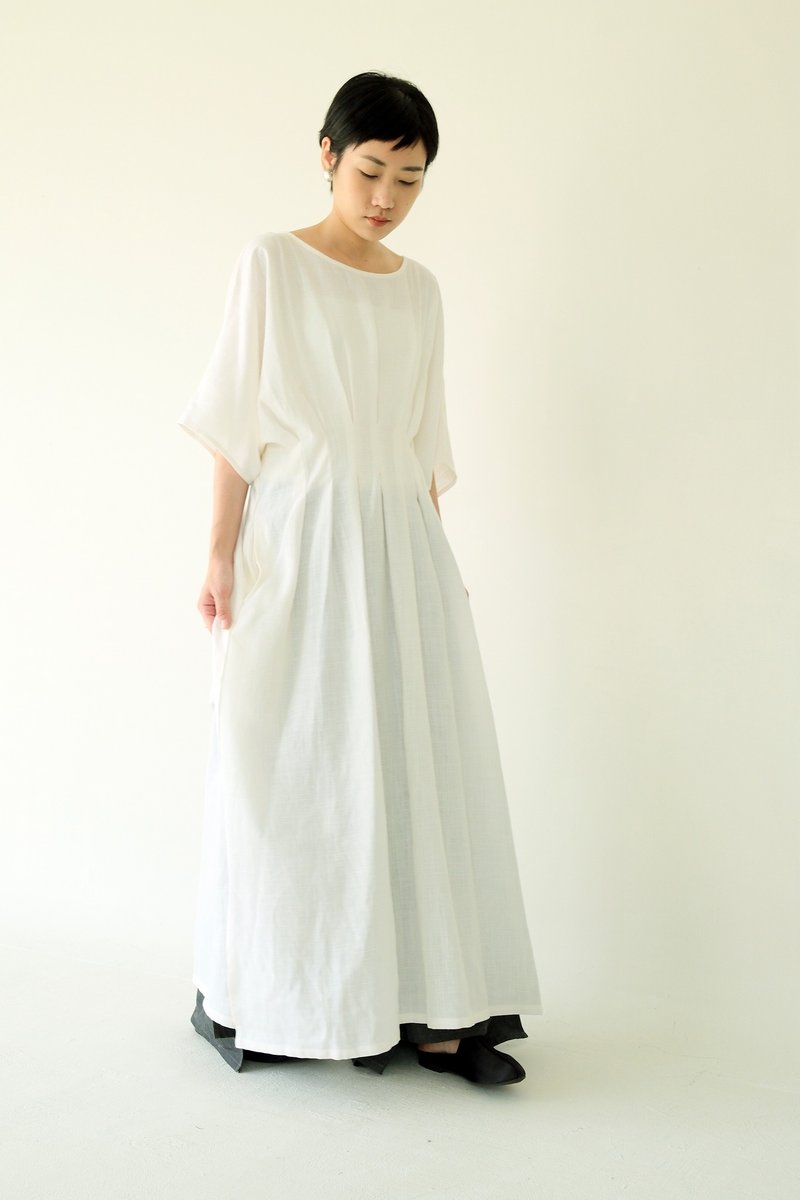 川 衣 WEAR BEING  寬領腰部打褶洋裝 亞麻白 - 洋裝/連身裙 - 亞麻 白色