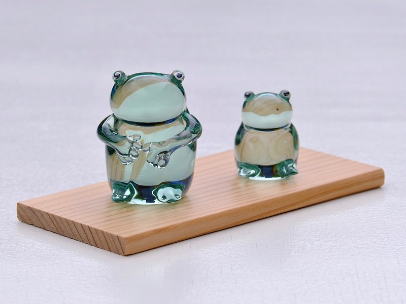 Glass Items for Display Green - Glass frog parent and child  with wooden stand