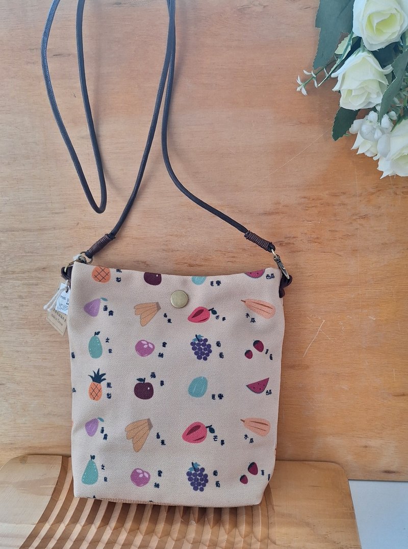 Designer printing little girl bag-Taiwanese fruit - กระเป๋าแมสเซนเจอร์ - เส้นใยสังเคราะห์ 