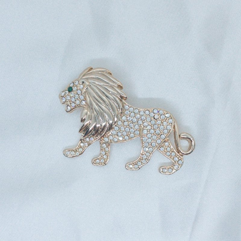 Lion Green Eyes White Diamond Vintage Brooch - เข็มกลัด - โลหะ สีทอง