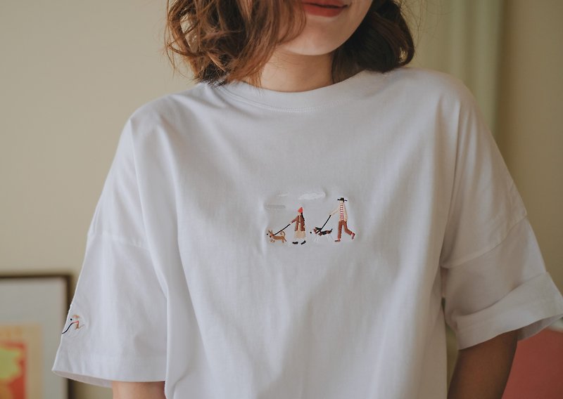 T-shirt  ユニセックスTシャツ 半袖  Dog walking with you - Tシャツ メンズ - 刺しゅう糸 多色