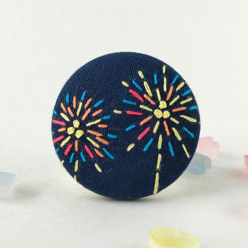 夏の始まりの花火刺繍ブローチor刺繍ヘアゴム - 胸針 - 棉．麻 多色