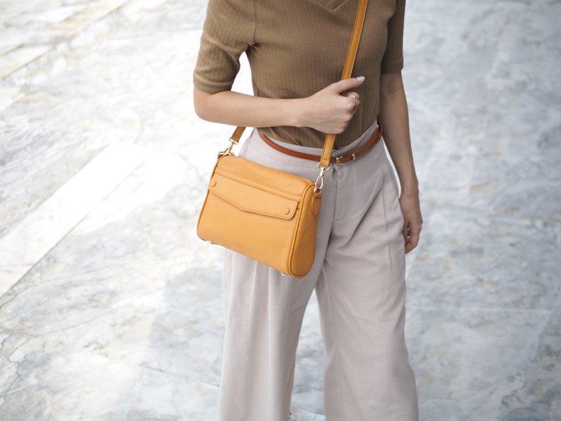 Grace (Mustard) : Compact crossbody bag - กระเป๋าแมสเซนเจอร์ - หนังแท้ สีส้ม
