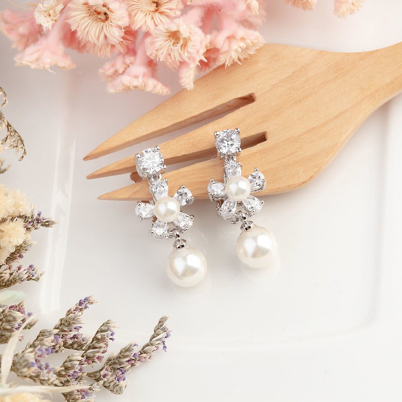 純珍珠花朵耳環 - 耳環/耳夾 - 珍珠 