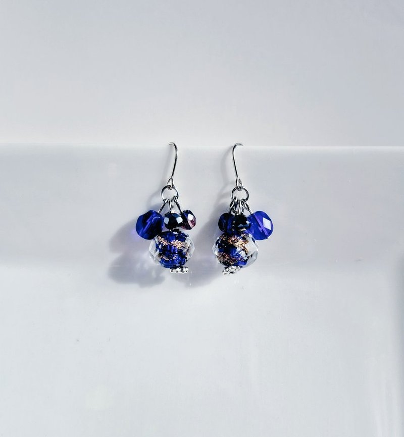 とんぼ玉ビーズとガラスビーズのプチジャラジャラピアス 深海ブルー 誕生日プレゼント カッコいい アレルギー対応可能ピアスまたはイヤリングに変更可能 - 耳環/耳夾/耳骨夾 - 玻璃 藍色