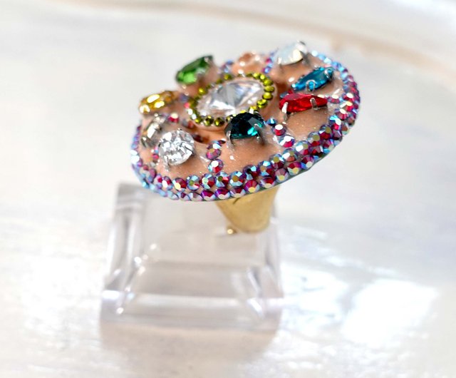 豪華なカスタムメイドのアプリコットの立体的で巨大なカラフルなスワロフスキー クリスタルの宝石を囲む誇張されたリング - ショップ timbeelo  リング・指輪 - Pinkoi