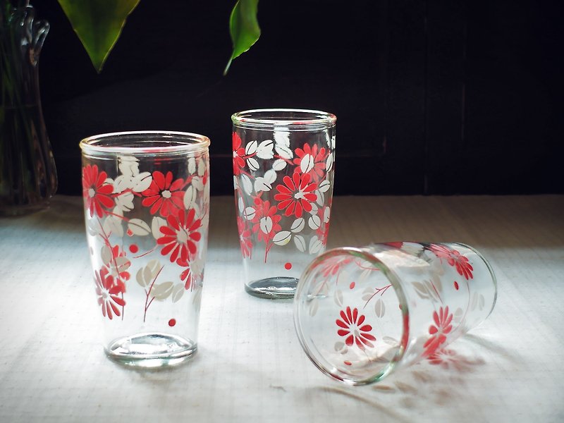Early printing cup - red chrysanthemum white leaves (cutlery / used goods / old things / flowers / delicate / glass) - ถ้วย - แก้ว สีแดง