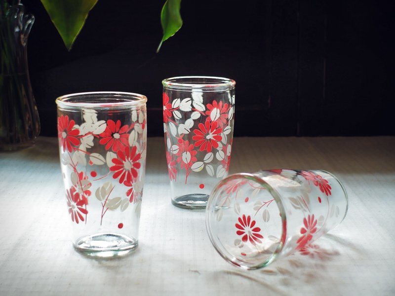 Early printing cup - red chrysanthemum white leaves (cutlery / used goods / old things / flowers / delicate / glass) - Teapots & Teacups - Glass Red