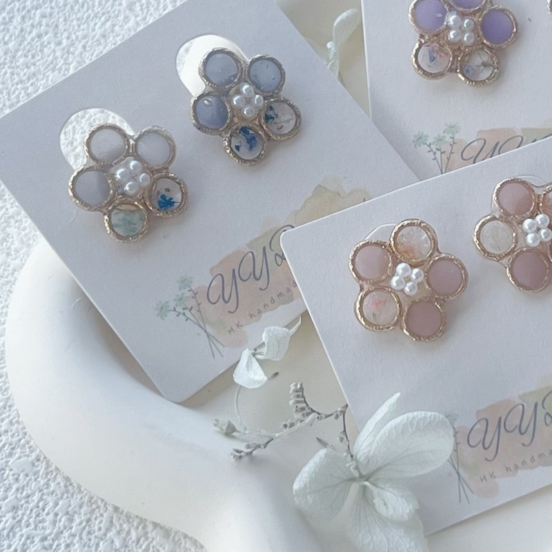 Flower-shaped transparent pearl color-blocked dried flower earrings - ต่างหู - โลหะ 