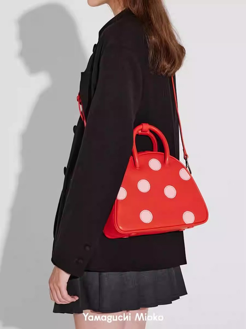 Mushroom tote bag Mushroom cap design decorative stitching circle polka dot bag crossbody/handbag - กระเป๋าแมสเซนเจอร์ - หนังแท้ สีแดง