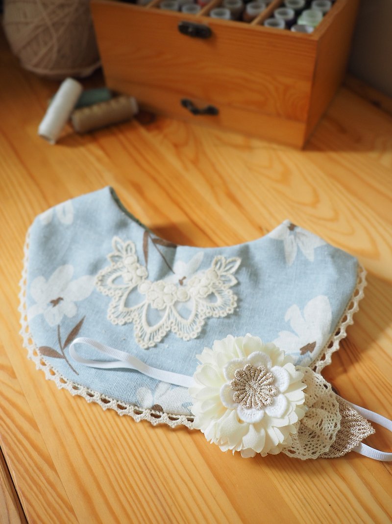手工縫製嬰兒小童圍兜口水肩 清雅小白花 髮帶禮物套裝 - 滿月禮物 - 棉．麻 藍色