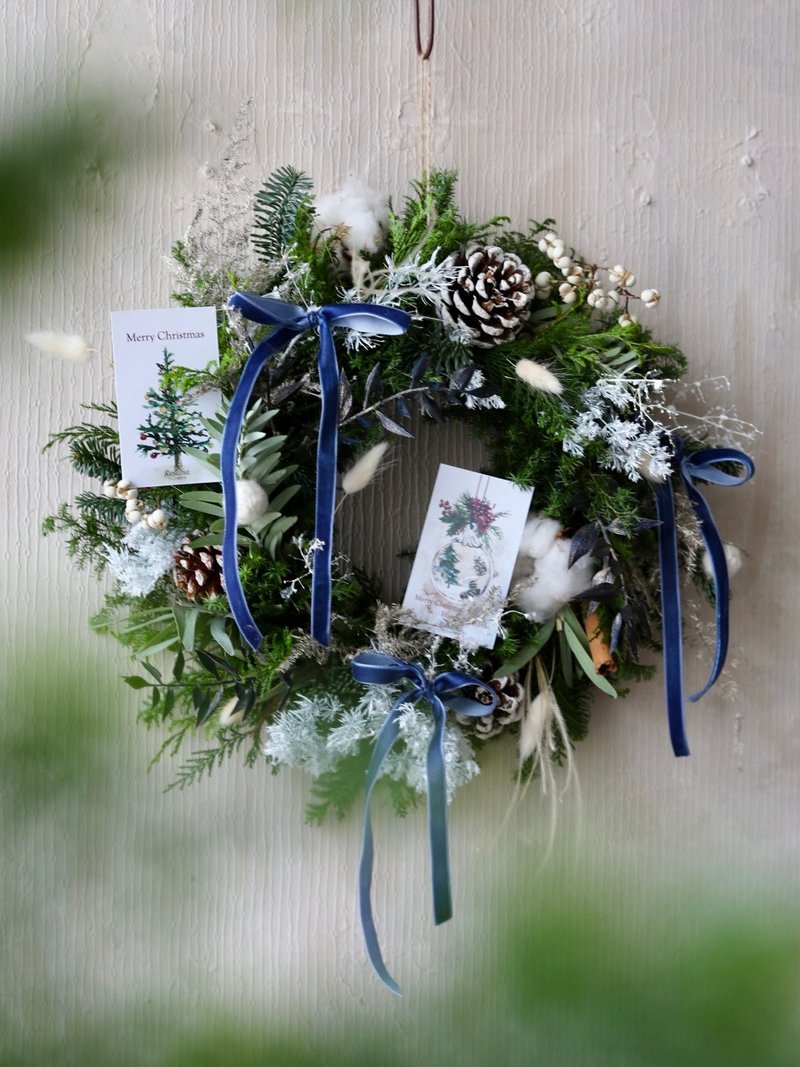 Classic Christmas Wreath-Mist Gray Blue - ของวางตกแต่ง - พืช/ดอกไม้ สีน้ำเงิน