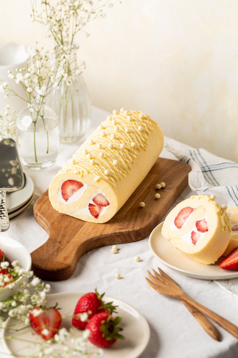 Strawberry Milk Chiffon Roll-Christmas Gift-Party - เค้กและของหวาน - อาหารสด 