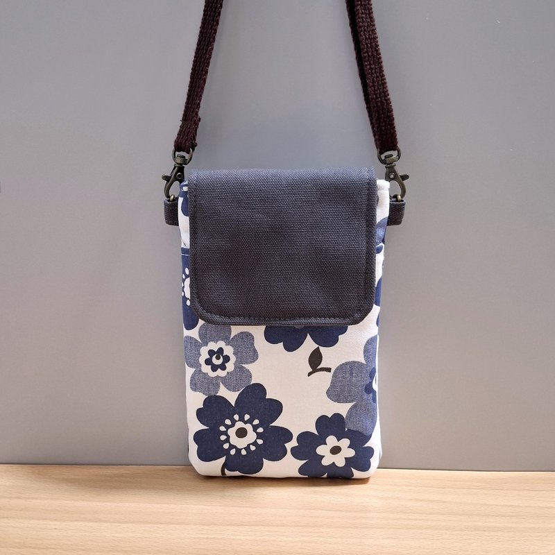 磁扣/手機包-藍色花花 - 手機殼/手機套 - 棉．麻 