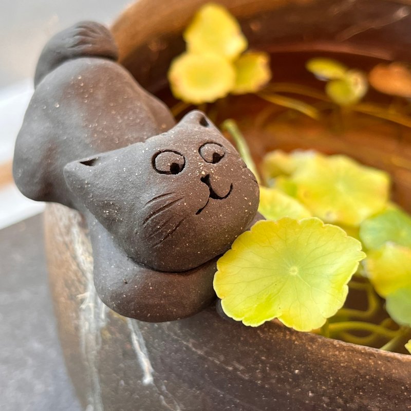 A bit playful cat / pottery doll / chopstick holder - ตุ๊กตา - ดินเผา สีดำ