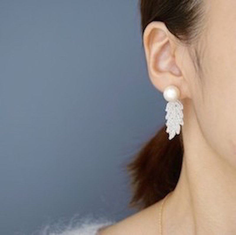 Leaf Lace Cotton Pearl Earrings - 耳環/耳夾 - 其他金屬 