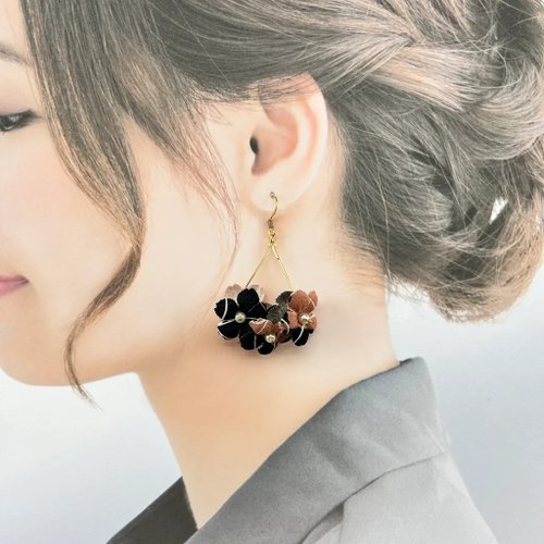 艸化工事 Maison du Corsage Kayak 獨木舟黑粉花布金水滴形耳環