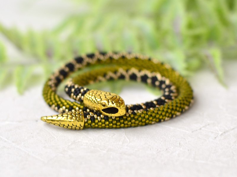 Olivine snake necklace, Ouroboros, Serpent necklace, Statement jewelry - 項鍊 - 玻璃 綠色