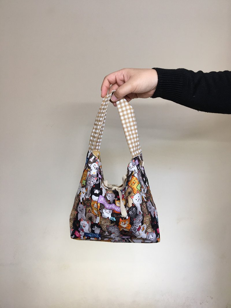 My-Mom-Made mini reversible hobo handbag with overall cats graphic - 其他 - 棉．麻 多色