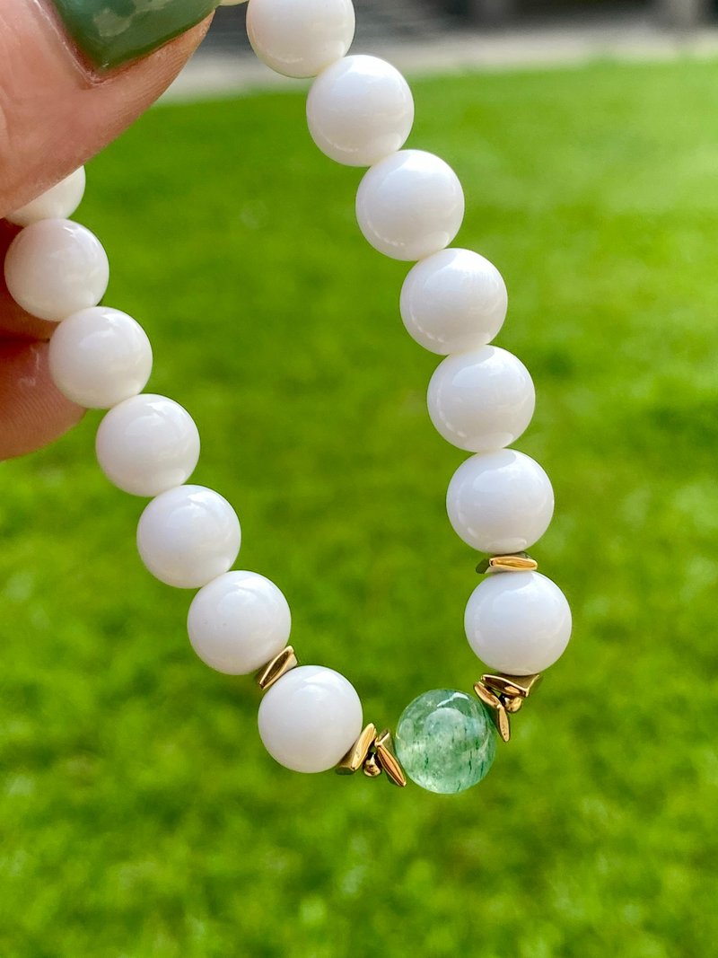 White Tridacina Green Strawberry Crystal Bracelet - สร้อยข้อมือ - เปลือกหอย ขาว