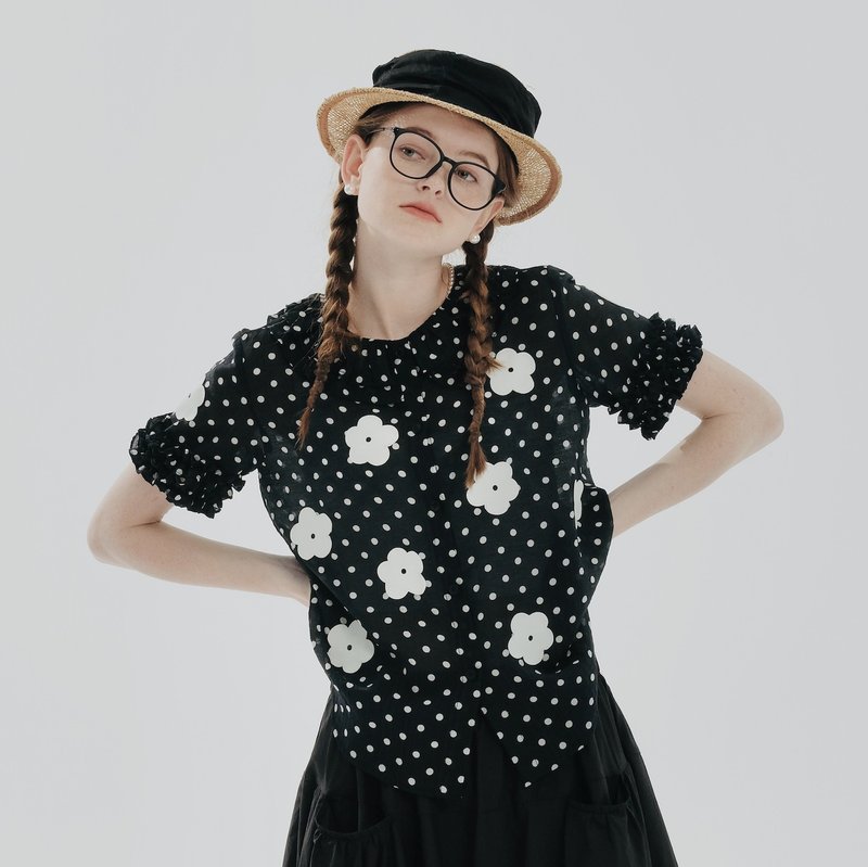 Black and white dotted flower Tencel shirt/doll collar - เสื้อเชิ้ตผู้หญิง - ผ้าฝ้าย/ผ้าลินิน สีดำ